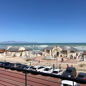 https://at-the-beach-muizenberg.hotels-capetown.com